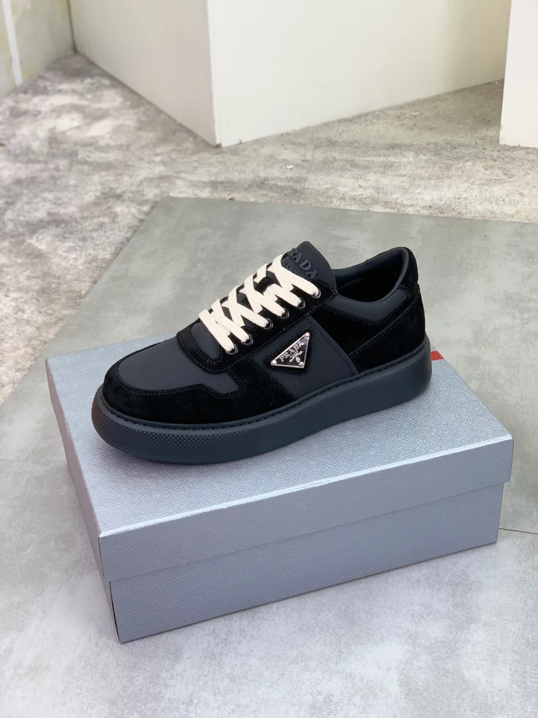 Men's shoes 💰P560💰 [New model] High version official website popular model is on the market, 🆘 Trendy brand (Prada) mainly promotes popular model, avant-garde and versatile fashionable men's shoes private version mold opening, cowhide surface splicing 1:1.. Stylish and simple, original imported cowhide lining cowhide feet; the atmosphere and personality are more fashionable, eye-catching and pursuing class. It will subvert the old idea and be a must-have for fashion trendsetters with you! Must keep it for yourself! Tall and comfortable, large and low, high-end quality workmanship. Code number: 38-44 5⃣️colors available.